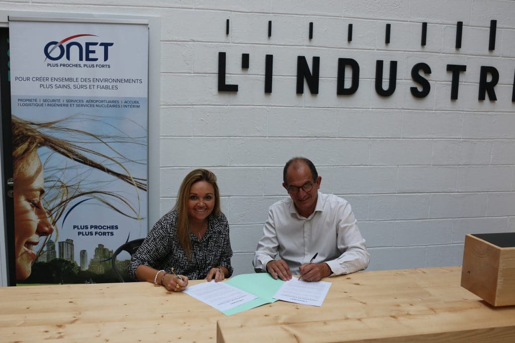 Laurence Lelouvier, Directrice des ressources humaines et de la RSE du Groupe Onet et Olivier Riboud, Directeur général de L’Industreet lors de la signature de la convention de partenariat.